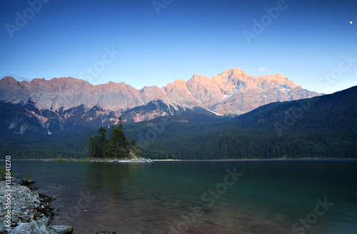 Alpenglühen am Eibsee, hinten das Wettersteinmassiv mit der Zugspitze, Grainau, Garmisch-Partenkirchen, Bayern, Deutschland