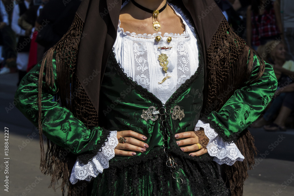SELARGIUS, ITALIA - SETTEMBRE 11, 2016: Antico sposalizio selargino, dettaglio di una costume tradizionale sardo - Sardegna