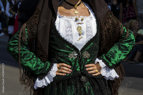 SELARGIUS, ITALIA - SETTEMBRE 11, 2016: Antico sposalizio selargino, dettaglio di una costume tradizionale sardo - Sardegna