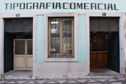 Eingangsbereich einer alten Druckerei in Portugal © ArndtLow