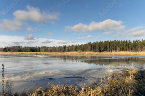 En is på en sjö som är täckt av vatten © perake