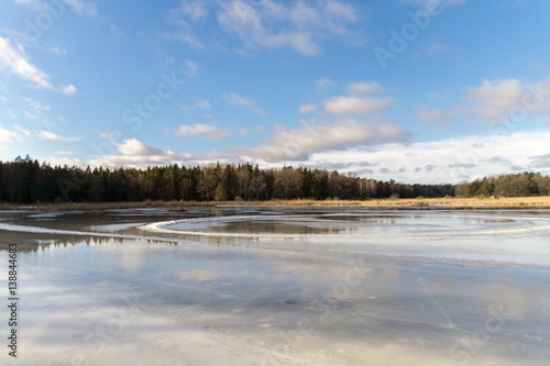 Wallpaper Mural En is på en sjö som är täckt av vatten Torontodigital.ca