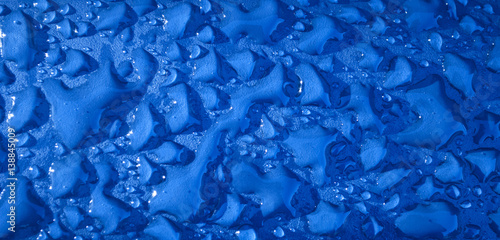 Wassertropfen auf blauem Hintergrund, Textur 