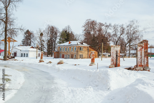 Нижегородская область, разрушенная ограда вокруг церквей и усадьба Репниных-Волконских в селе Николо-Погост