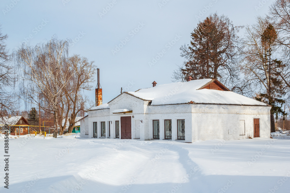 Нижегородская область, белая каменная постройка в селе Николо-Погост Нижегородская область, белая каменная постройка в селе Николо-Погост