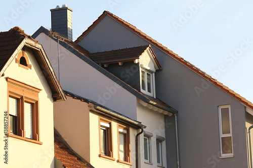 Häuser und ihre Dächer in einer Reihe, Haus und Dach © evbrbe