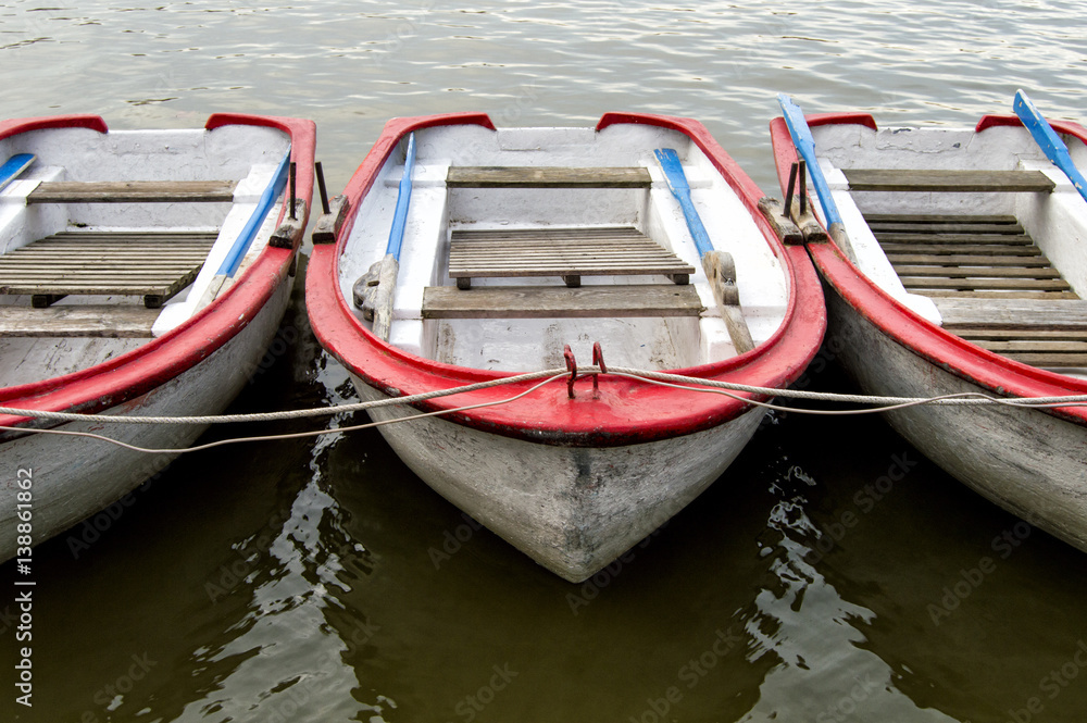 Tres barcas de recreo en un lago