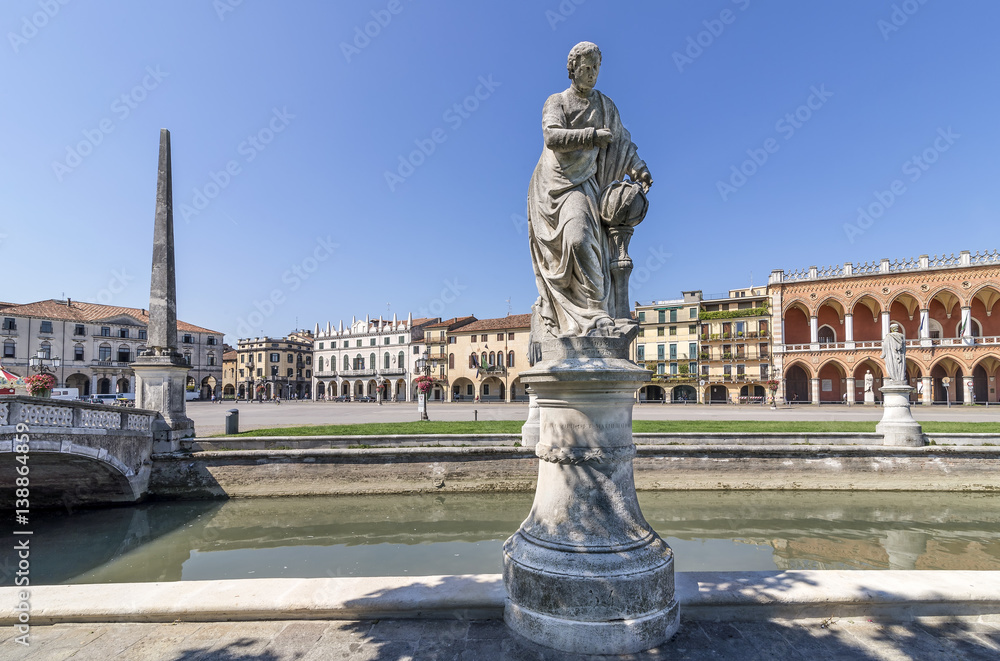 Obraz premium Ancient statues in the beautiful square called Prato della Valle, historic center of Padua, Veneto, Italy