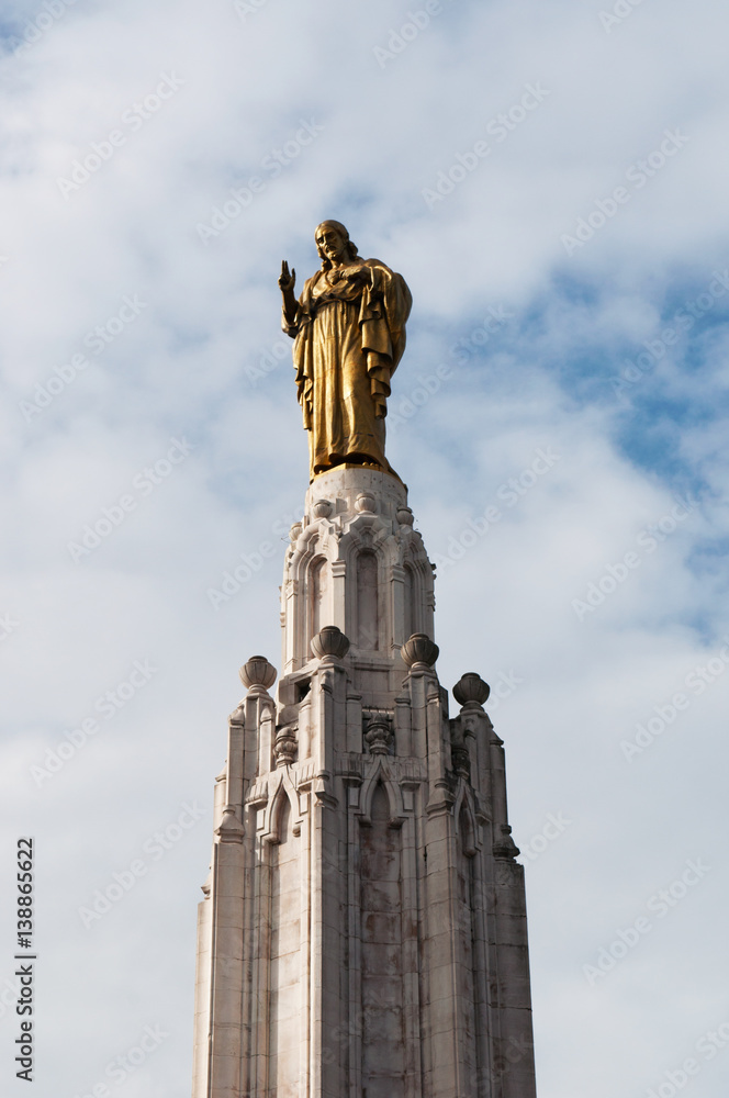 Bilbao, 28/01/2017: monumento con la statua di Gesù nel centro di plaza del Sagrado Corazon de Jesus, la piazza del Sacro Cuore di Gesù Bilbao, 28/01/2017: monumento con la statua di Gesù nel centro di plaza del Sagrado Corazon de Jesus, la piazza del Sacro Cuore di Gesù