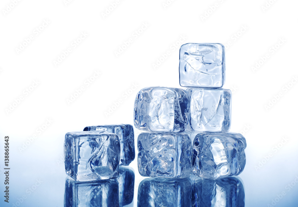 Obraz premium ice cubes on white background