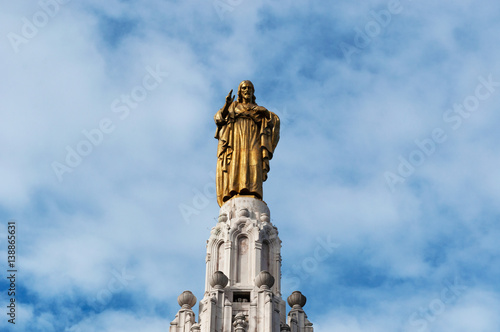 Bilbao  28 01 2017  monumento con la statua di Ges   nel centro di plaza del Sagrado Corazon de Jesus  la piazza del Sacro Cuore di Ges  