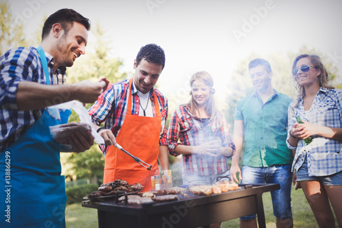 Canvas Print Happy friends enjoying barbecue party