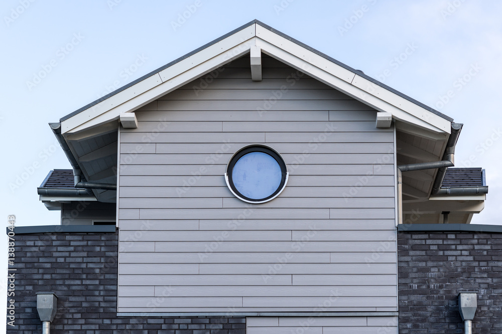 Rundes Fenster in einer Fassade Rundes Fenster in einer Fassade