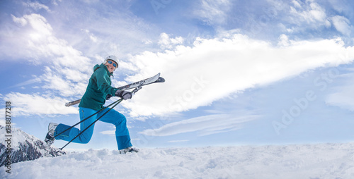 Werbefläche: Winterschlussverkauf - laufende Frau vor Winterpanorama photo