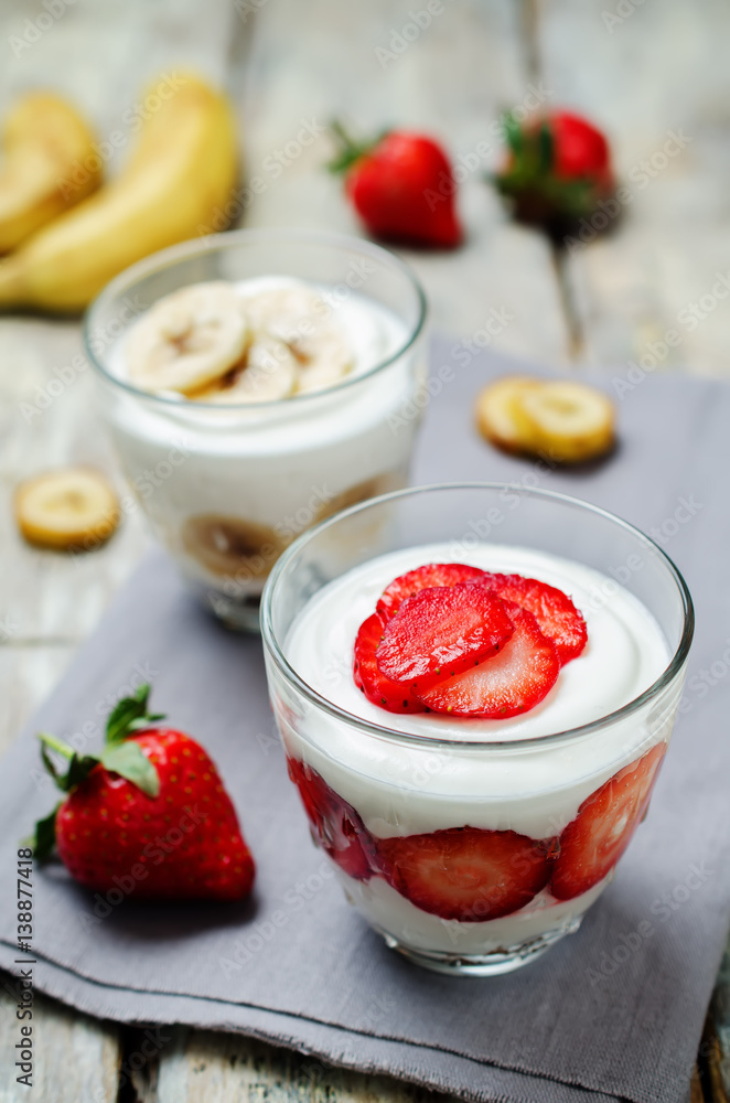 Greek yogurt strawberry and banana parfaits Greek yogurt strawberry and banana parfaits