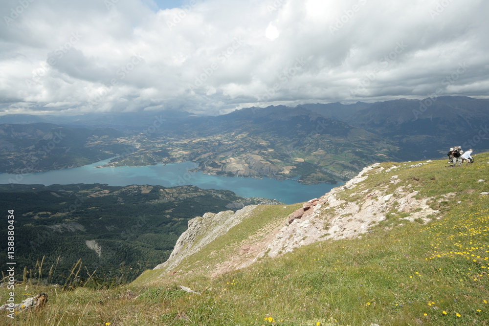 Lac de Serre-Ponçon dans les Alpes