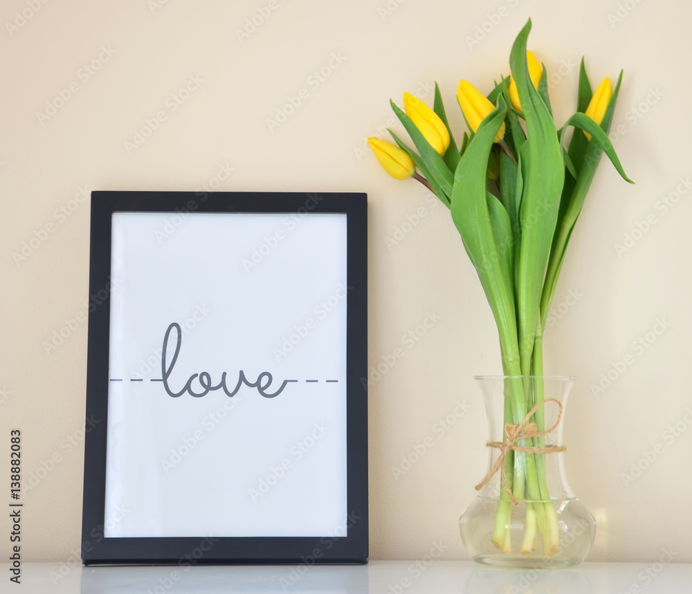 Naklejka premium zółte tulipany i ramka z napisem kocham