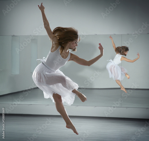 Fototapeta Naklejka Na Ścianę i Meble -  Beautiful young woman dancing in studio