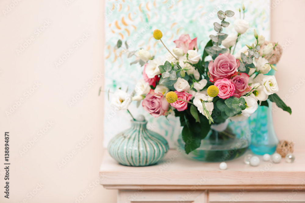 Obraz premium Beautiful composition with fresh flowers on mantelpiece
