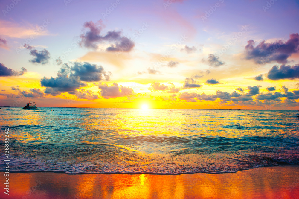 Fototapeta Zachód słońca na plaży. Rajska scena z karaibskiej wyspy