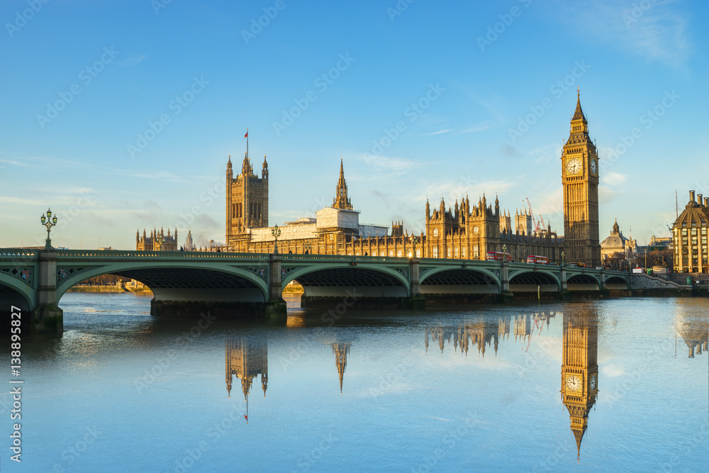Naklejka premium Big Ben and Westminster parliament with colorful sky and water reflection in London, United Kingdom
