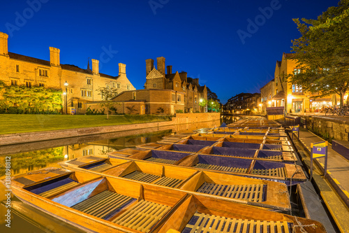Photo Punts on the River Cam - Cambridge at night, England