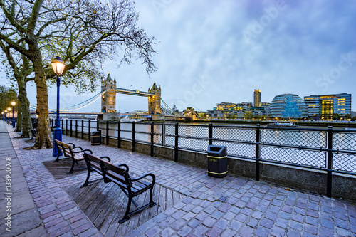 Canvas Print Empty bench and Tower Bridge viewed from Tower of london side of the Thames rive