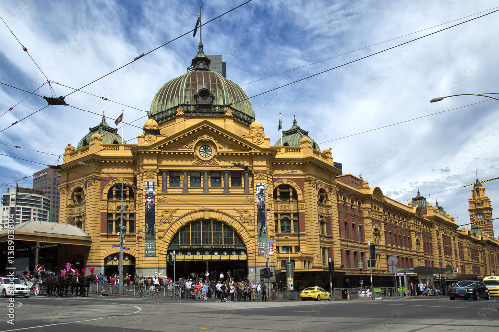 Naklejka premium Stacja kolejowa Flinders Street w Melbourne w Australii.