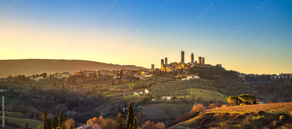 San Gimignano panoramic medieval town towers skyline and landscape. Tuscany, Italy - obrazy, fototapety, plakaty 