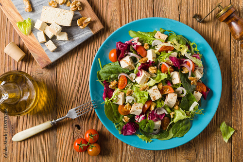 Delicious salad with tofu, tomatoes and walnuts właoskimi.