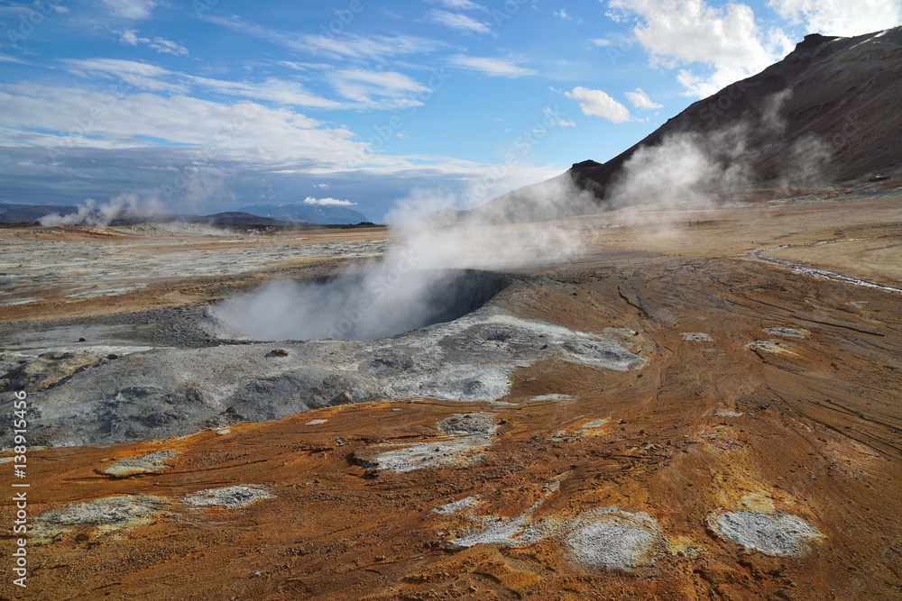 Vulkangebiet Namaskard mit Rauch auf Island