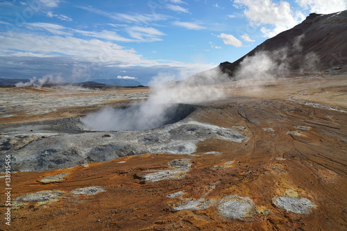 Vulkangebiet Namaskard mit Rauch auf Island
