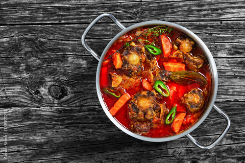 Tableau sur toile oxtail stew with vegetables, herbs, red wine