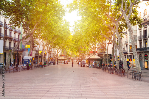 Ulica La Rambla. Najpopularniejsza ulica w Barcelonie wcześnie rano. Prawie pusty. Hiszpania