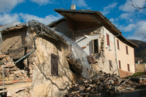 Effetti del terremoto che ha colpito il centro Italia photo