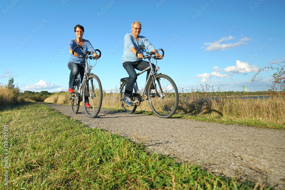 Naklejka premium Senioren fahren Rad in der Natur