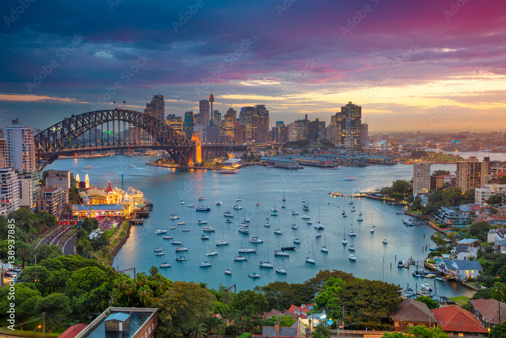 Fototapeta premium Sydnej. Pejzaż miejski z Sydney w Australii z Harbour Bridge i panoramą Sydney podczas zachodu słońca.