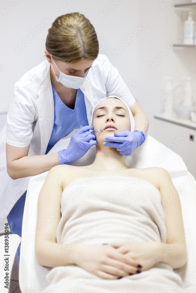 Obraz premium Woman receiving Botox injection