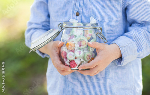 Obraz na płótnie child holding a jar full of sweets w salonie