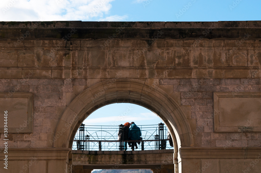 Donostia-San Sebastian, 28/01/2017: una coppia seduta su una panchina nella Parte Vieja, il centro storico e il nucleo originario della città
