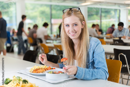 Photos Studentin isst in Mensa