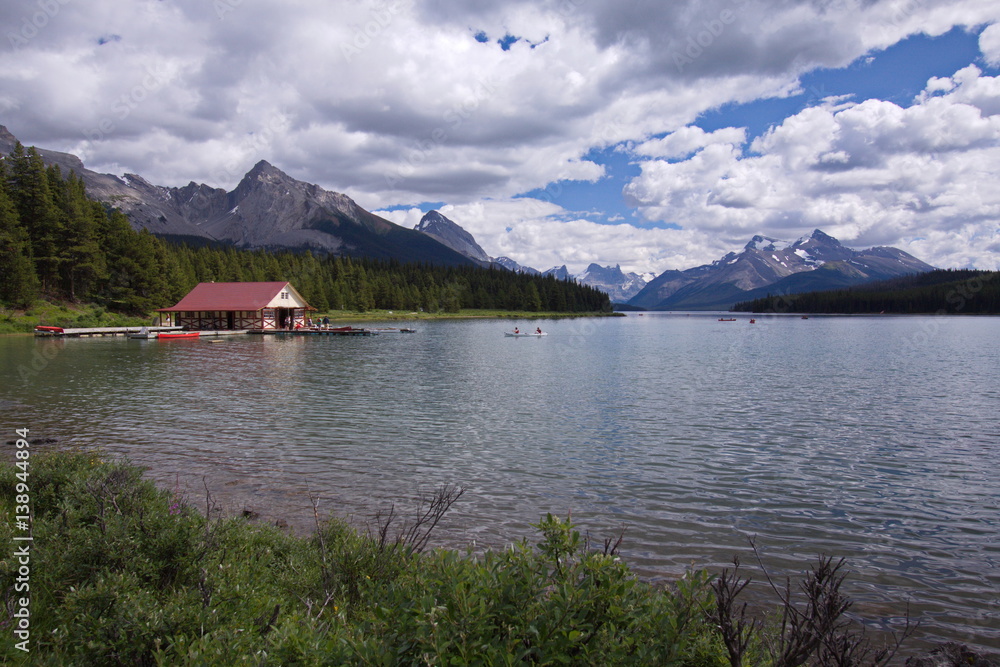 Fototapeta premium Bootshaus auf Maligne Lake