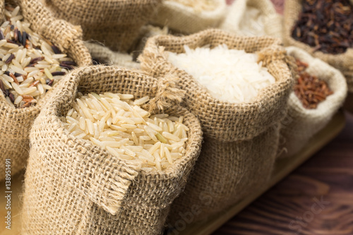 Jasmine rice, Brown rice, Red rice, Mixed rice and Riceberry rice in small hemp sacks. © Tee11