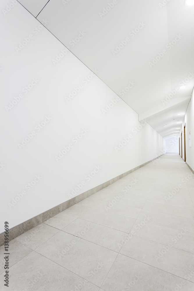 Obraz premium Long white clean hallway