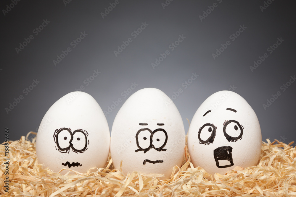 Naklejka premium Funny little Easter Egg Stories, hand drawn faces with expression: Scared