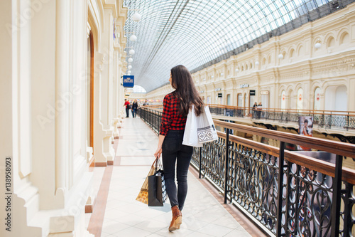 Canvas Print Beautiful girl on shopping in Europe