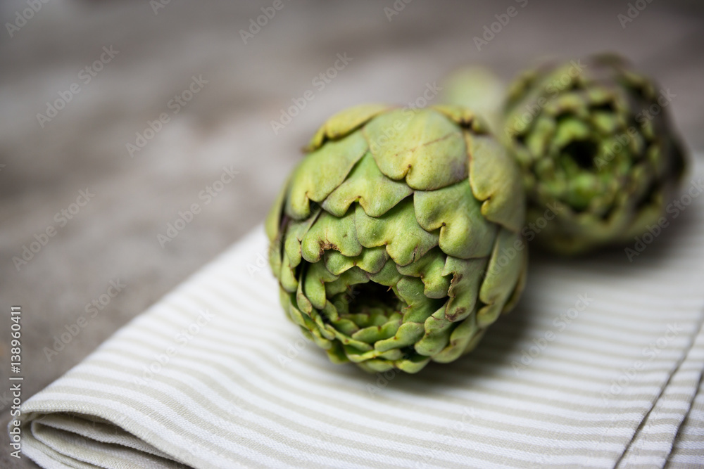 Obraz premium artichokes on wooden board