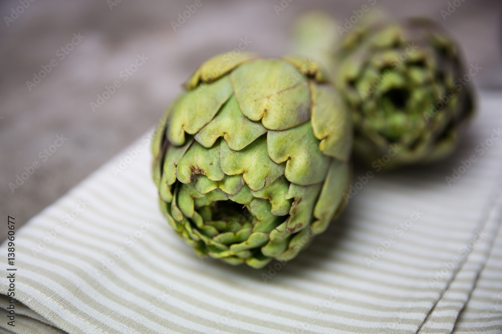 Obraz premium artichokes on wooden board