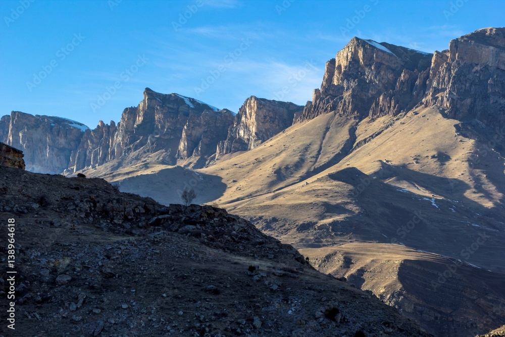 Горный пейзаж, вид на высокие скалы, природа Северного Кавказа