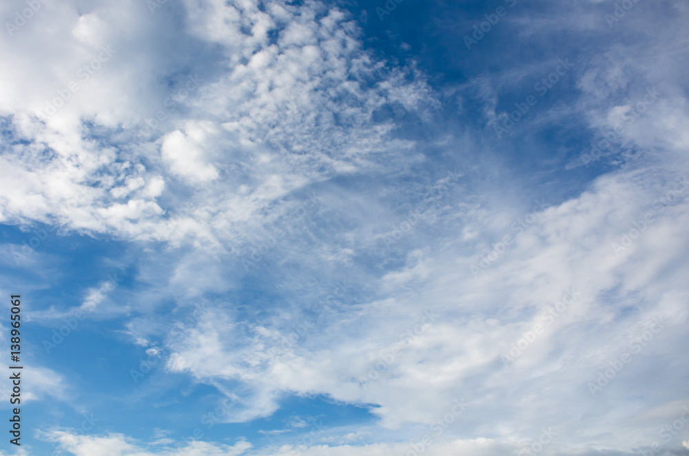 Obraz premium blue sky background with tiny clouds